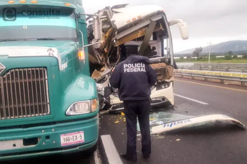2 muertos y 5 heridos dejó  choque entre un autobús y un tráiler en la Puebla-Orizaba