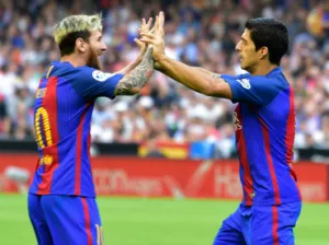 Barcelona gana al Valencia con doblete de Messi