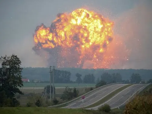 Video: Explota arsenal en Ucrania, huyen miles