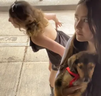 Joven se hace viral por aplicar curiosa técnica para espantar a hombres