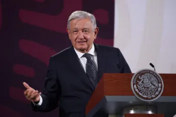 López Obrador anuncia aumento salarial del 10% para los maestros