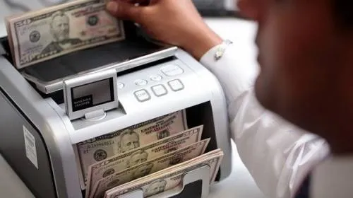 Dólar cotiza en 19.10 pesos a la venta en el AICM