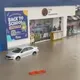 Lluvia inunda Boulevard Europa en Lomas de Angelópolis; auto queda varado