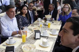 Abuchean a Tony Gali en el Desfile del 5 de Mayo