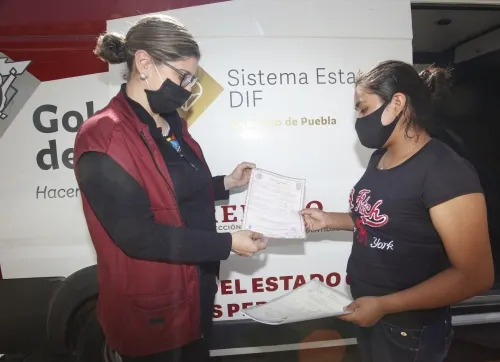 Este gobierno sí trabaja a favor de la población, expresa beneficiaria del SEDIF