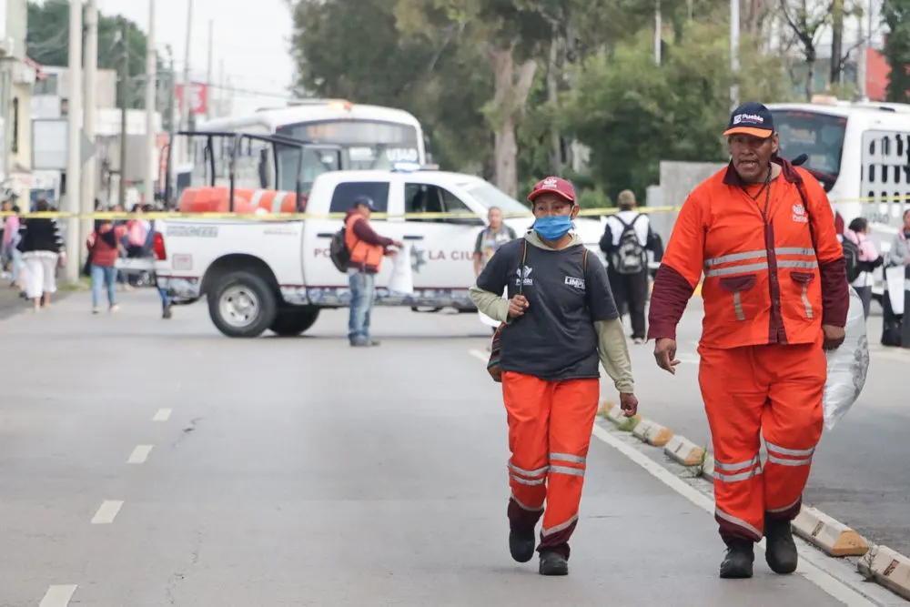 "Naranjitas" bloquean bulevar Valsequillo y exigen pago de bono atrasado