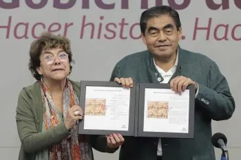 Preside MBH cancelación de estampilla conmemorativa por batalla del 5 de Mayo