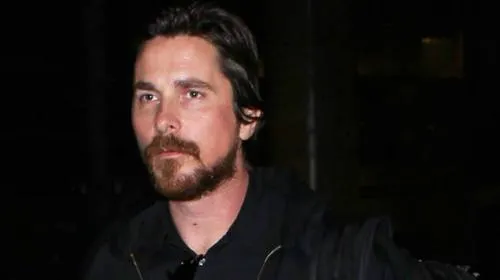 Christian Bale sorprende con nueva apariencia de ¿gordo y calvo? (FOTOS)
