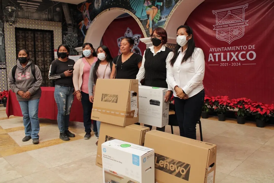 Ariadna Ayala entrega apoyos a escuelas y colectivos civiles