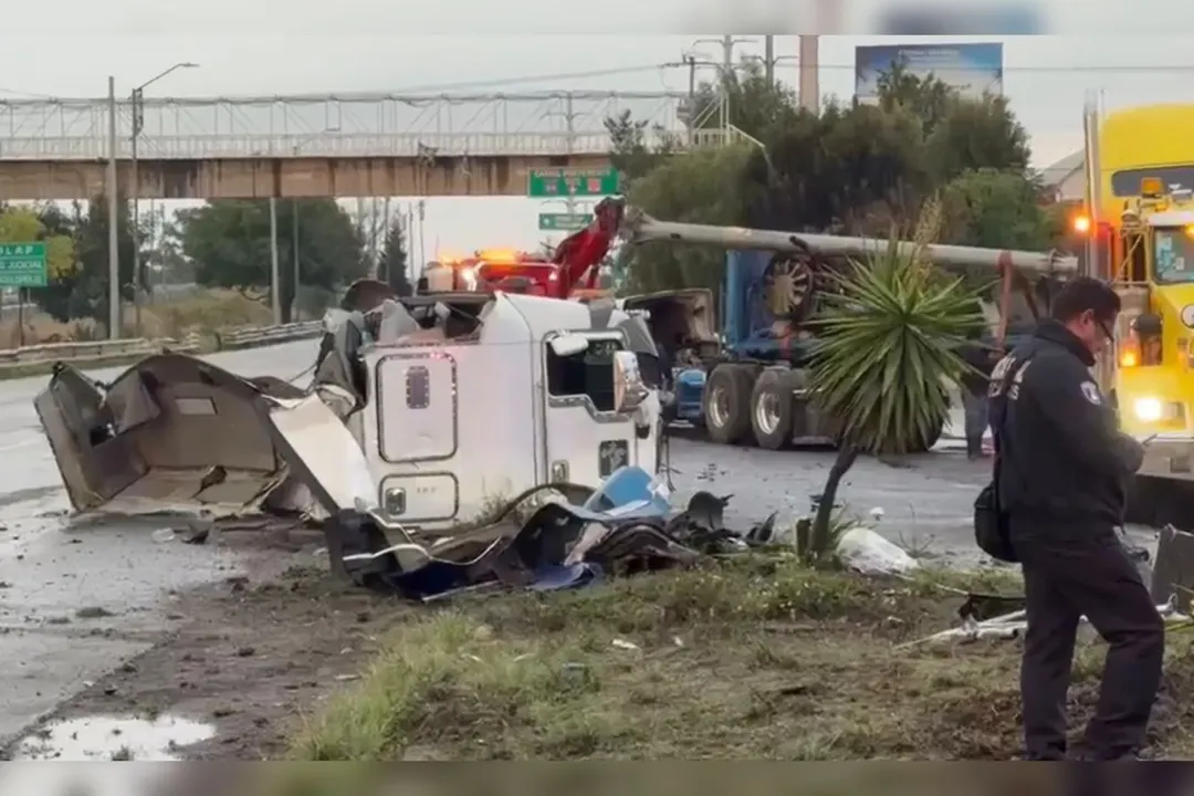 Conductor resulta ileso tras accidente de tráiler en Periférico y Forjadores
