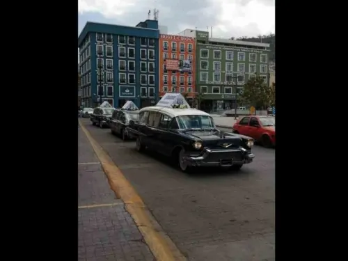 Con desfile de carrozas fúnebres, llaman a quedarse en casa en Pachuca