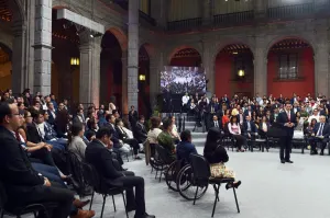 Jóvenes poblanos reprueban nuevo formato del informe de EPN