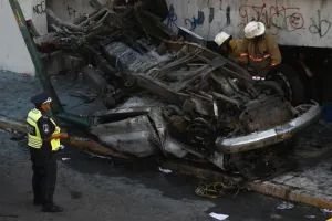 Dos muertos, saldo de volcadura en lateral del Periférico Ecológico