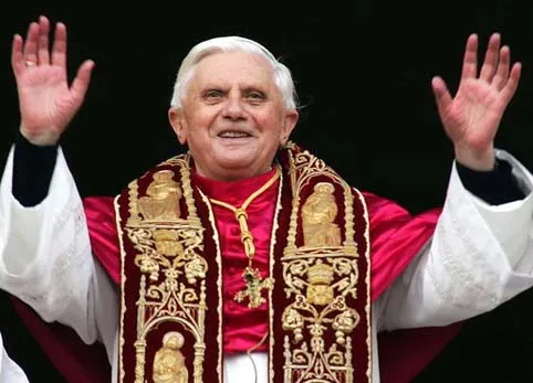 Benedicto XVI ofrece última bendición de su papado