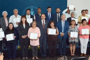 Entrega BUAP certificados y promociones a personal no académico