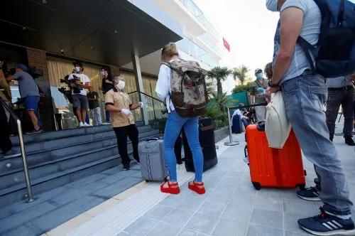 España recibe a miles de turistas como parte de experimento