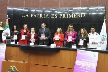 Alejandro Armenta presenta Libro Rosa a favor de la salud de las mujeres