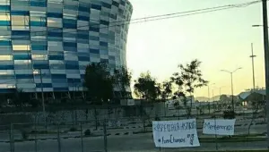 Afición del Puebla protesta con mantas en Estadio Cuauhtémoc