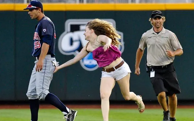 Fan hace sonar estadio tocando la base de sus sueños