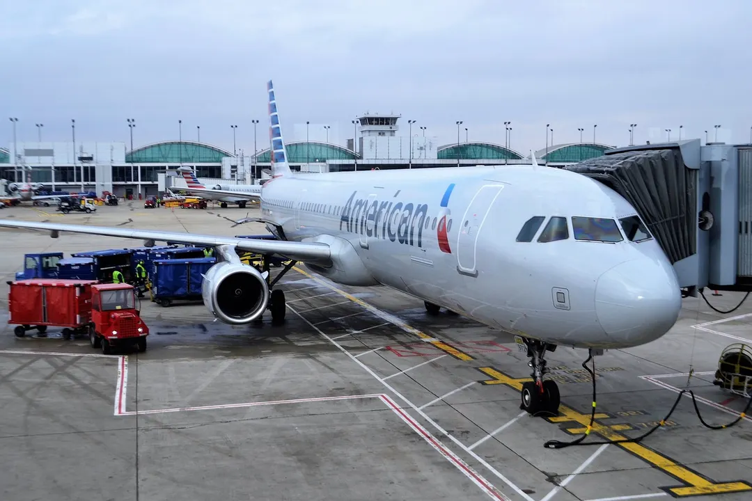 American Airlines reanuda vuelos tras suspensión por problema técnico