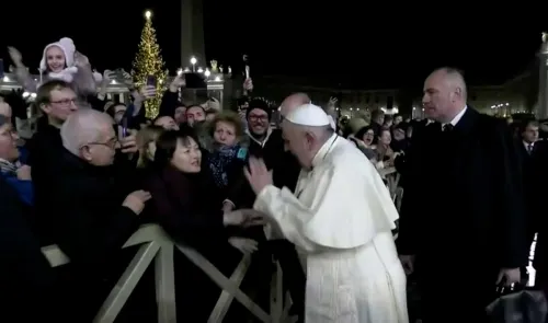 El Papa enfurece y da manazo a mujer que lo jalonea