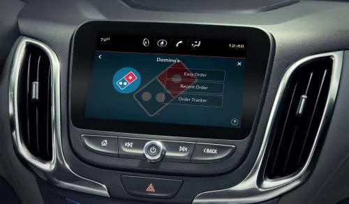 Ahora podrás ordenar tu pizza favorita desde la pantalla de tu auto