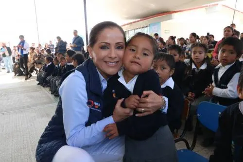 Dinorah López entrega un aula de medios en preescolar ” Yolot’si”