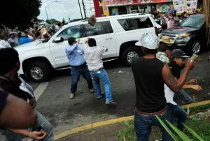 Apedrean a Ricardo Anaya y Santiago Creel en Veracruz