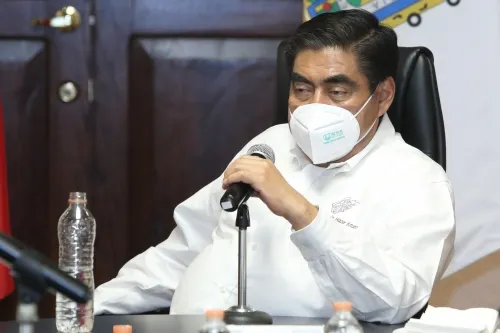 Sus negativos, el aporte de Barbosa a Morena