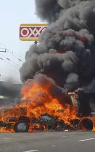 Explota una pipa en carretera de Saltillo; hay un muerto