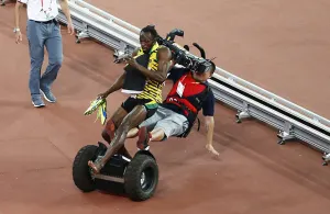 Bolt, ‘atropellado’ por un camarógrafo de televisión