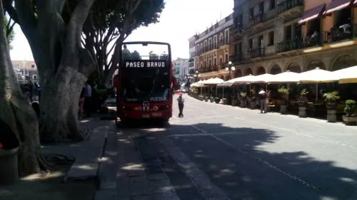 Lajas de la 16 de Septiembre y 2 Sur están desgastadas por el uso de turibuses