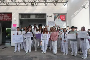Estudiantes de Medicina de la UPAEP se manifiestan contra despido de docentes y cambios en evaluaciones