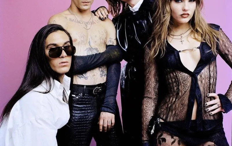 Maneskin canta "ella baila sola"