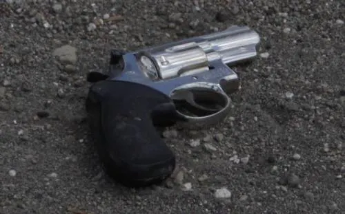 Por accidente, menor dispara pistola y asesina a su hermano