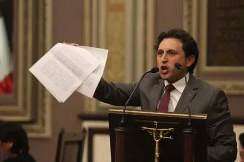 EL JJ como aprendiz de dictador y su demencial amago de desaparecer poderes en Puebla