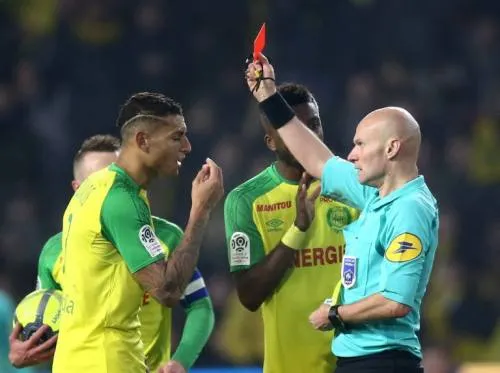 Tres meses de suspensión al árbitro francés que dio una patada a un jugador