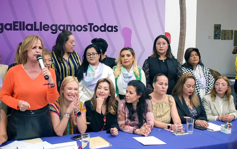 Lorena Villavicencio Ayala (al micrófono), ex diputada federal y cofundadora del movimiento Por Ella, Por Todas. Foto: Anel Esgua / esimagen.mx