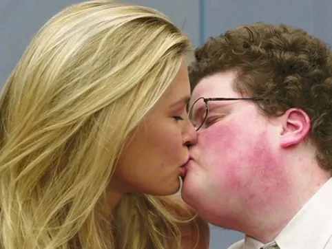 Bar Refaeli da de qué hablar por intenso beso