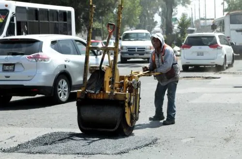 Cuadrillas de Bachetón 2.0 reparan  la cinta asfáltica de la Ciudad
