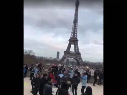 Mexicanos bailan ‘La Chona’ en París y se ganan a Internet