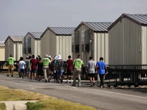 Jueza bloquea reglas de Trump para detención de niños migrantes