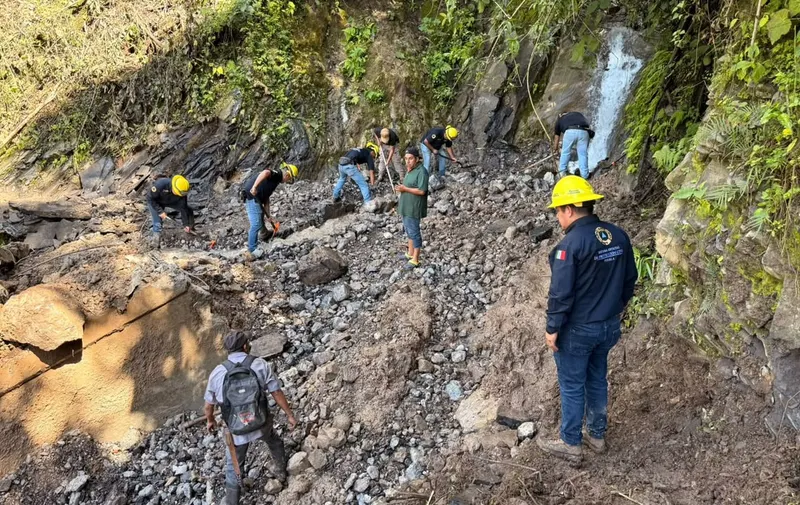 Derrumbe en Pahuatlán deja incomunicadas a comunidades; habilitan camino alterno