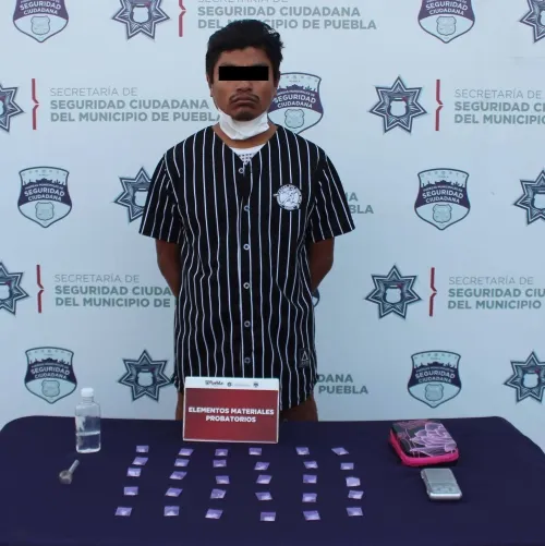 Aseguró policía municipal más de 80 dosis de droga; dos probables narcomenudistas fueron detenidos
