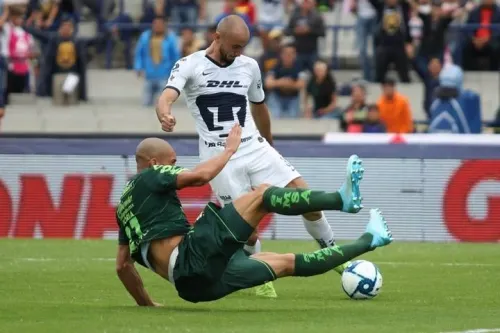 Pumas vence 2-0 a Santos y se mete a la pelea por Liguilla