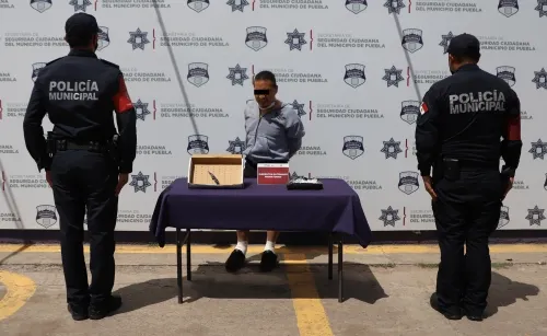 Detienen a hombre en posesión de un kilogramo, aproximadamente, de posible cocaína