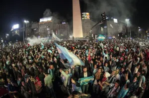 Saqueos, detenidos y lesionados, saldo de final mundialista en Argentina