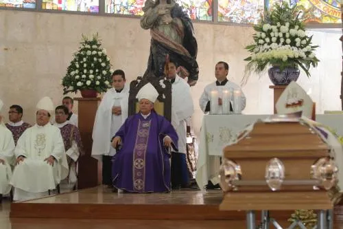 Celebran misa de exequias de monseñor Rosendo Huesca Pacheco