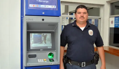 Policía devuelve dinero que encontró en un cajero