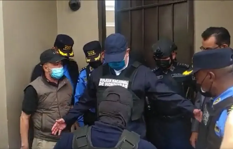 Detienen a expresidente de Honduras; EU pide su extradición